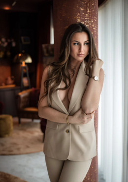 Manon Exclusive