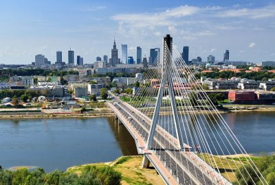 Warsaw city guide.Swietokrzyski Bridge.02 Swietokrzyski Bridge overspanning the Wisła River in Warsaw and city view