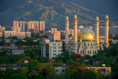 Almaty city guide.Almaty Central Mosque.01 Almaty Central Mosque to the backdrop of mountains and skyscrapers