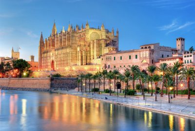 Palma de Mallorca city guide.La Seu.01 La Seu (Cathedral of Santa Maria of Palma (Cathedral of St. Mary of Palma) illuminated at night in Palma de Mallorca
