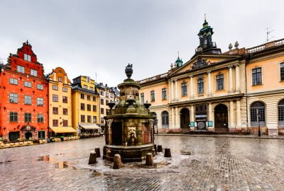 Stockholm city guide.Stortorget.02 Stortorget square with fountain flanked by colourful facades of medieval houses in Gamla Stan, the Old Town of Stockholm