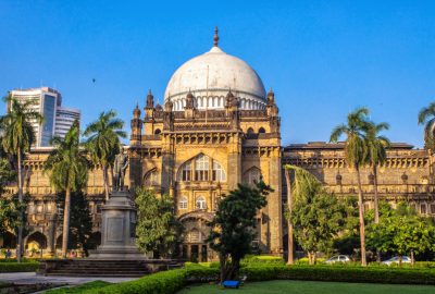 Mumbai city guide.Prince of Wales Museum.02 King Shivaji museum in Mumbai with in front a statue of the Prince of Wales (Emperor George Vth)