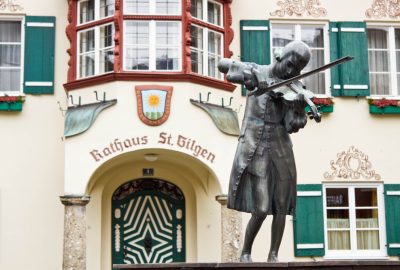 Salzburg-city-guide.Young-Wolfgang-Amadeus-Mozart-statue-in-St.-Gilgen.02.jpg Statue of young Mozart near his museum in St. Gilgen