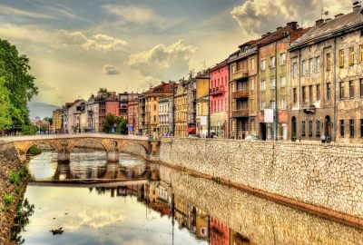 Sarajevo city guide.Latin Bridge over river Miljacka.01 Latin bridge over rivier Miljacka in Sarajevo