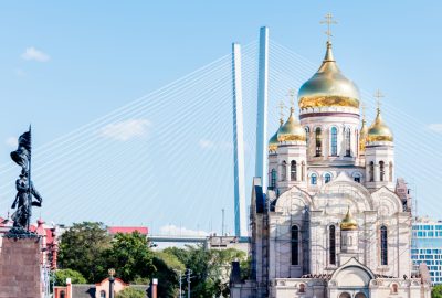 Vladivostok city guide.Savior Transfiguration Cathedral.02 The Savior Transfiguration Cathedral in Vladivostok with cable-stayed bridge in the background