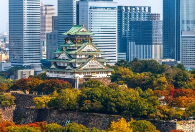 Osaka city guide.Osaka Castle.01 Osaka castle surrounded by a huge park to the backdrop of the city's skyscrapers