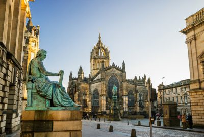 Edinburgh city guide.Royal Mile and St Giles' Cathedral.02 Edinburgh's Royal Mile and the St. Giles' Cathedral