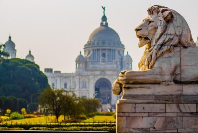Kolkota city guide.Victoria Memorial.01 Victorial Memorial with lion statue in the foreground